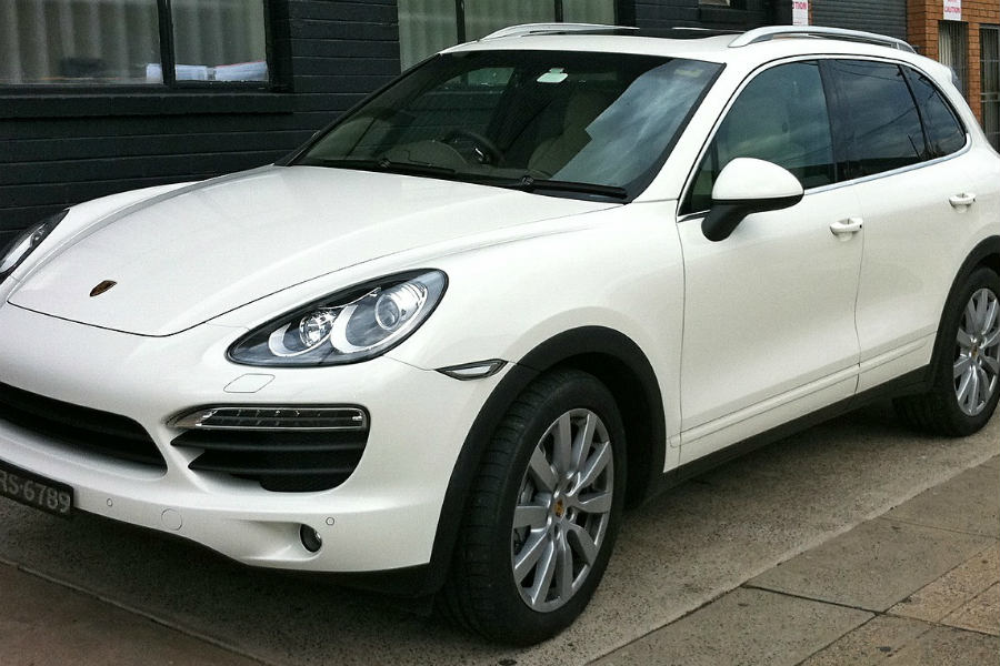 White Porsche Cayenne photo